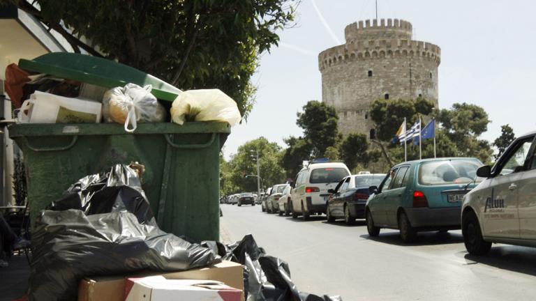 Θεσσαλονίκη: Στους 600 τόνους θα φτάσουν αύριο τα συσσωρευμένα σκουπίδια, ελλείψει καυσίμων για τα απορριμματοφόρα