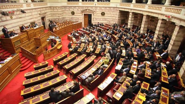 Αντιπαράθεση στη Βουλή εν αναμονή της τροπολογίας για την αναστολή της αύξησης του ΦΠΑ στα νησιά
