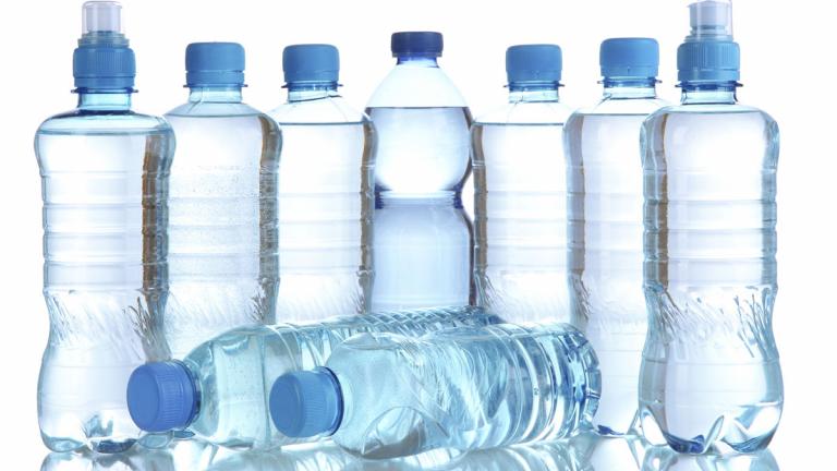 Γιατί δεν πρέπει να ξαναγεμίζουμε τα πλαστικά μπουκάλια νερού; Τι ισχύει για τις γυναίκες