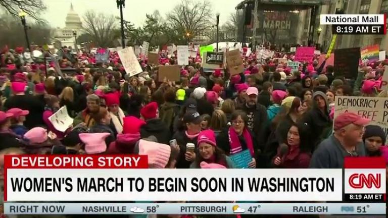 Χιλιάδες γυναίκες, φορώντας ροζ σκουφάκια, συγκεντρώνονται στην Ουάσινγκτον για την "Πορεία των Γυναικών"