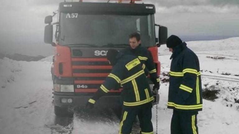 Δεκάδες απεγκλωβισμοί από την Πυροσβεστική και σήμερα σε πληγείσες από τον χιονιά περιοχές