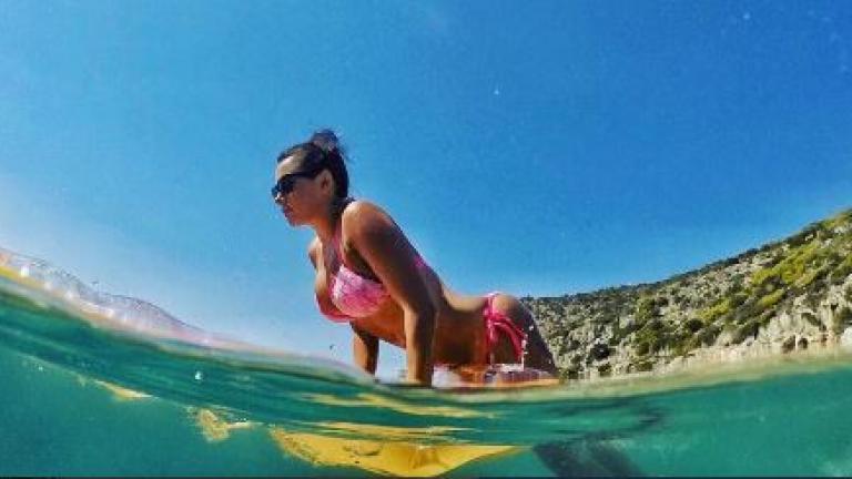 Εσύ είδες την Χριστίνα Μουστάκα να κάνει surf; (ΦΩΤΟ)