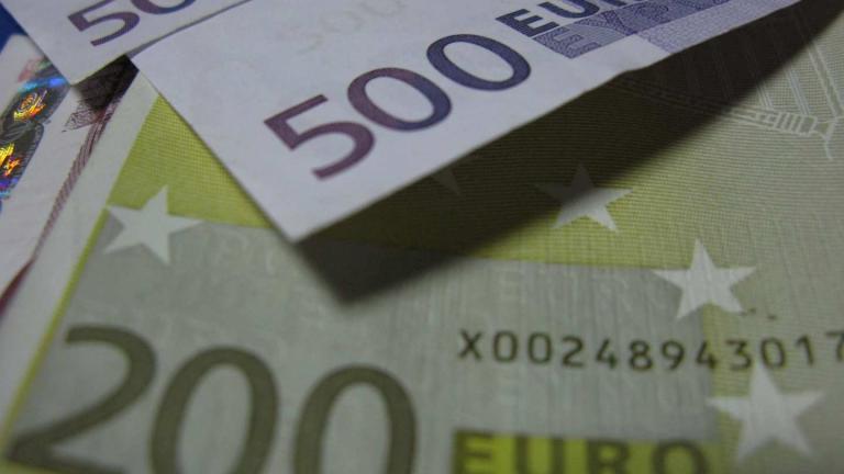 Τα 4 στα 10 ευρώ εισοδήματος πάνε σε φόρους και ταμεία
