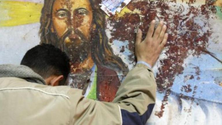 Σε μια μισοκαμένη εκκλησία κοντά στη Μοσούλη οι Χριστιανοί του Ιράκ προσεύχονται και πάλι