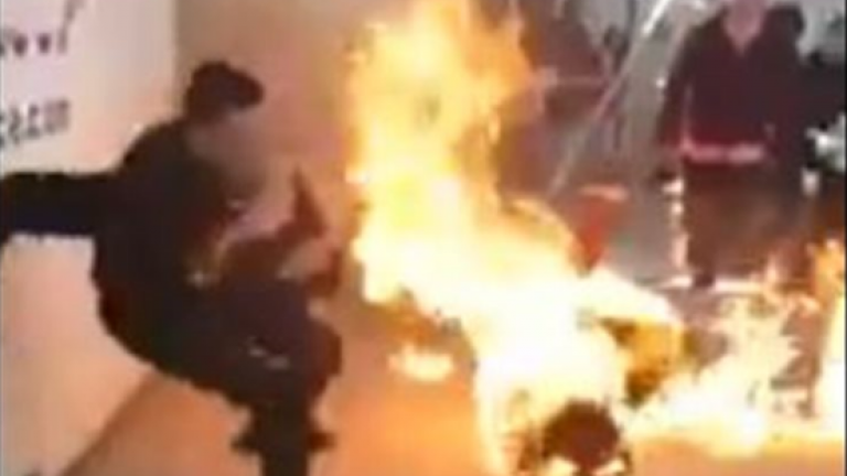 Βίντεο - σοκ από την αυτοπυρπόληση Σύρου πρόσφυγα στη Χίο- Ο νεαρός έβαλε φωτιά στον εαυτό του διαμαρτυρόμενος για την μη εξέταση του αιτήματος ασύλου- Μεταφέρεται στην Αθήνα σε σοβαρή κατάσταση