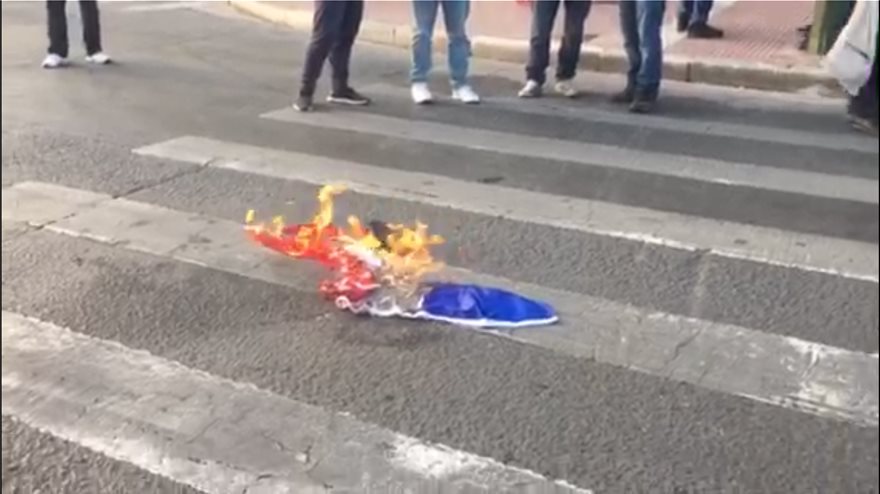 Διαδηλωτές του ΚΚΕ έκαψαν τις σημαίες Αμερικής, Γαλλίας και Μεγάλης Βρετανίας (ΦΩΤΟ)