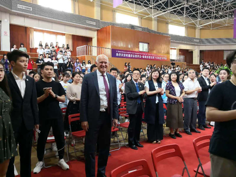 Ο Γιώργος Παπανδρέου κάνει διαλέξεις στην Κίνα και οι φοιτητές... στριμώχνονται για σέλφι! (ΦΩΤΟ)