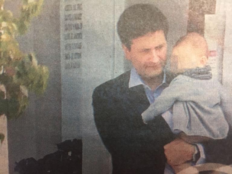 Απίστευτο! Πασίγνωστος Έλληνας Υπουργός βάφτισε τον γιο του σε... νεκροταφείο (ΦΩΤΟ)