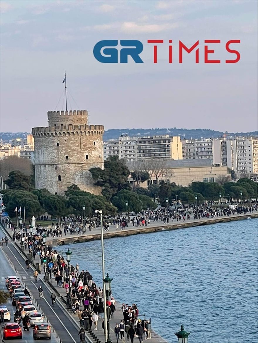 Με σύμμαχο τον καλό καιρό και τις υψηλές θερμοκρασίες οι Θεσσαλονικείς ξεχύθηκαν στο παραλιακό μέτωπο οι ώστε να απολαύσουν το κυριακάτικο απόγευμα και τον ανοιξιάτικο καιρό.
