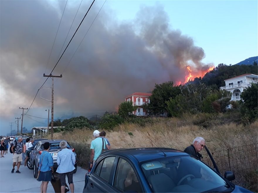 Πυρκαγιά τωρα στην Κεφαλονια - Εκκενώθηκαν ξενοδοχεία και τουριστικά καταλύματα