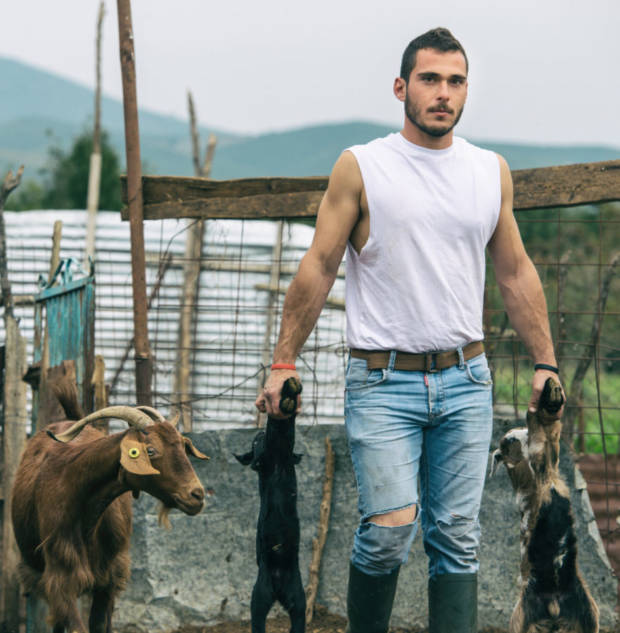 «Προκαλούν» με νέα φωτογράφιση νέοι αγρότες από τα Φάρσαλα