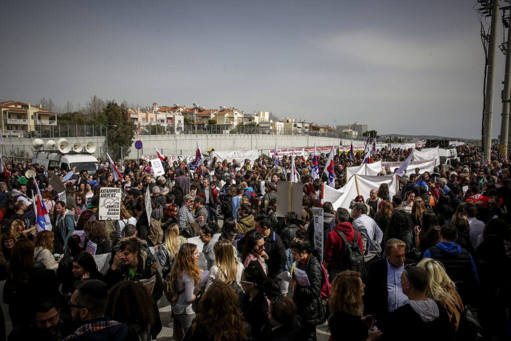 Εκπαιδευτικοί και φοιτητές στο υπ. Παιδείας-Δε φεύγουν αν δε δουν τον Γαβρόγλου (ΦΩΤΟ+ΒΙΝΤΕΟ)