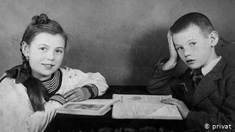  Ο επιζών της ναζιστικής επίθεσης στην Βιελούνιε Γιαν Τίσλερ με την αδερφή του. (1937)