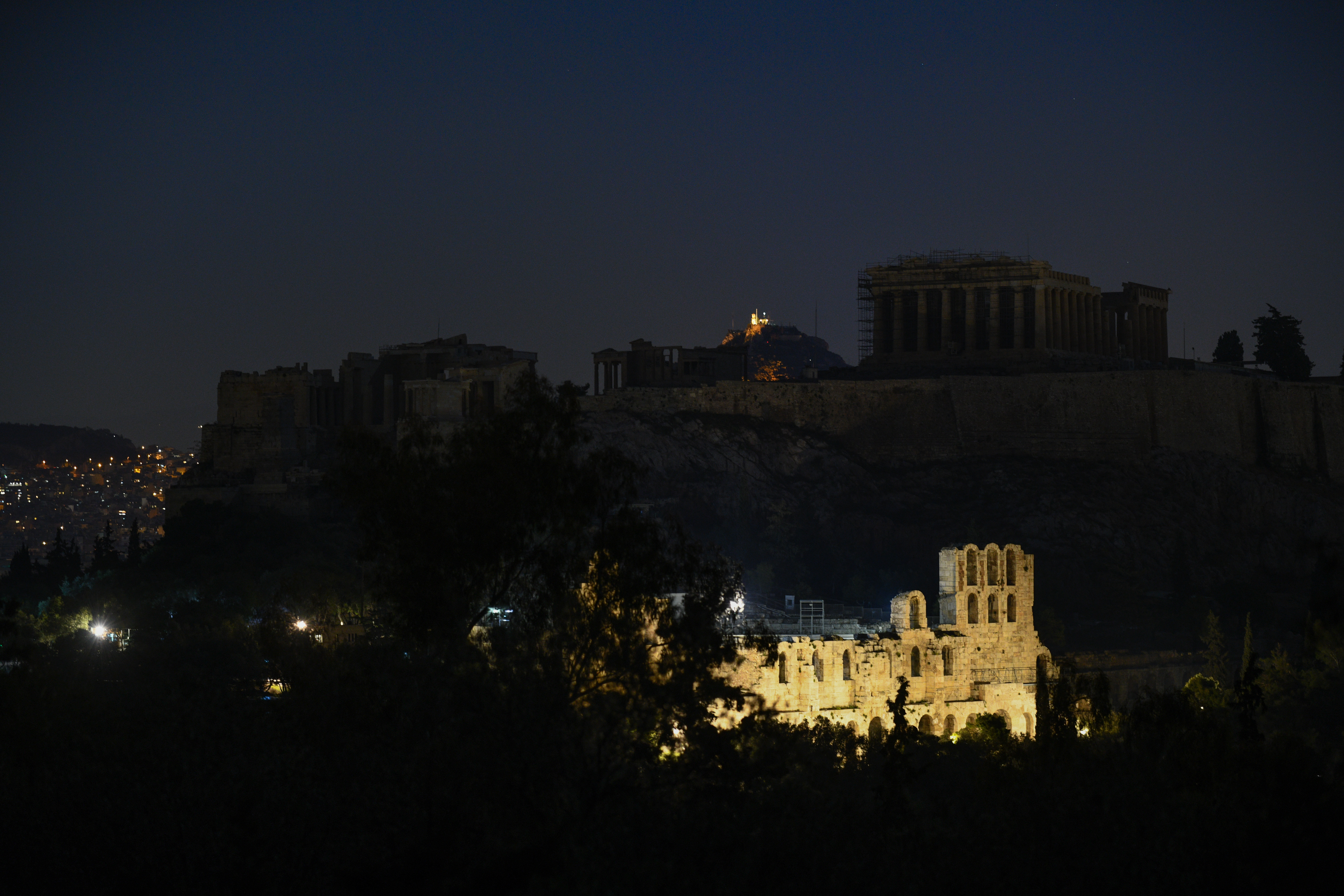 Δείτε εικόνες από τα σημαντικότερα κτίρια της Αθήνας τα οποία βυθίστηκαν στο σκοτάδι
