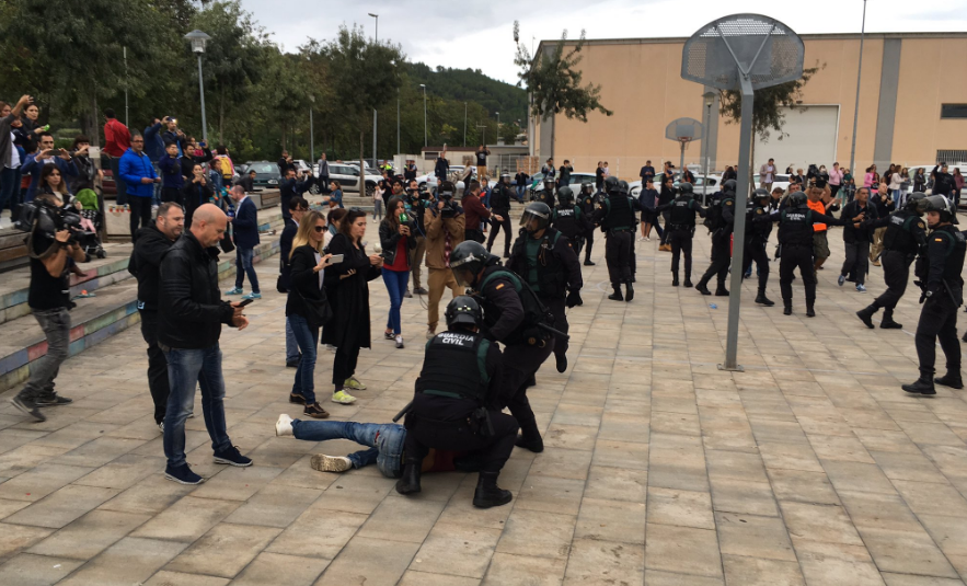 Καταλονία: Άρχισαν οι πρώτες επεμβάσεις της Αστυνομίας και οι συγκρούσεις με ψηφοφόρους (ΦΩΤΟ+ΒΙΝΤΕΟ)