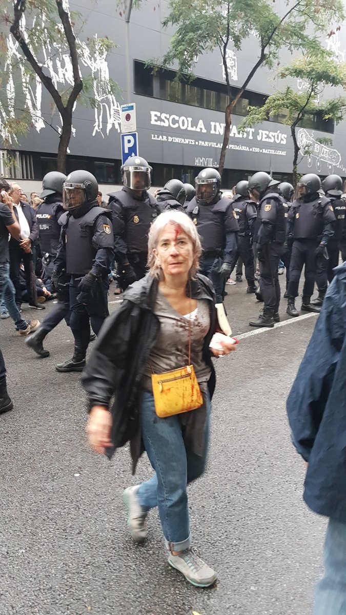 Καταλονία: Άρχισαν οι πρώτες επεμβάσεις της Αστυνομίας και οι συγκρούσεις με ψηφοφόρους (ΦΩΤΟ+ΒΙΝΤΕΟ)