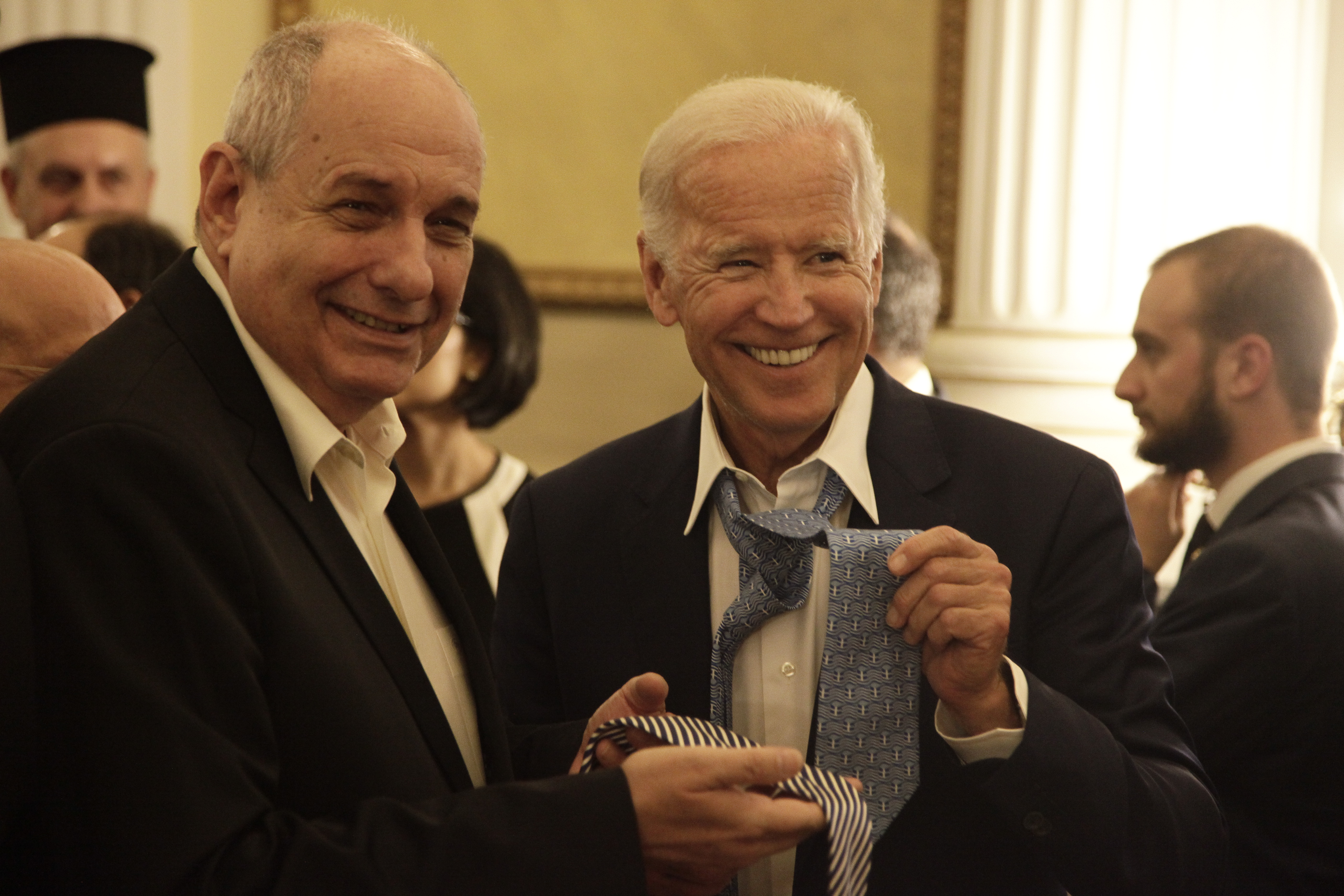 Μπάιντεν - Ο Κουϊκ ενώ δίνει στον Μπάιντεν την γραβάτα με την ελληνική σημαία