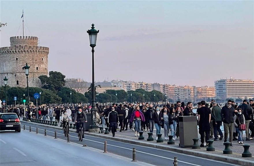 Με σύμμαχο τον καλό καιρό και τις υψηλές θερμοκρασίες οι Θεσσαλονικείς ξεχύθηκαν στο παραλιακό μέτωπο οι ώστε να απολαύσουν το κυριακάτικο απόγευμα και τον ανοιξιάτικο καιρό.