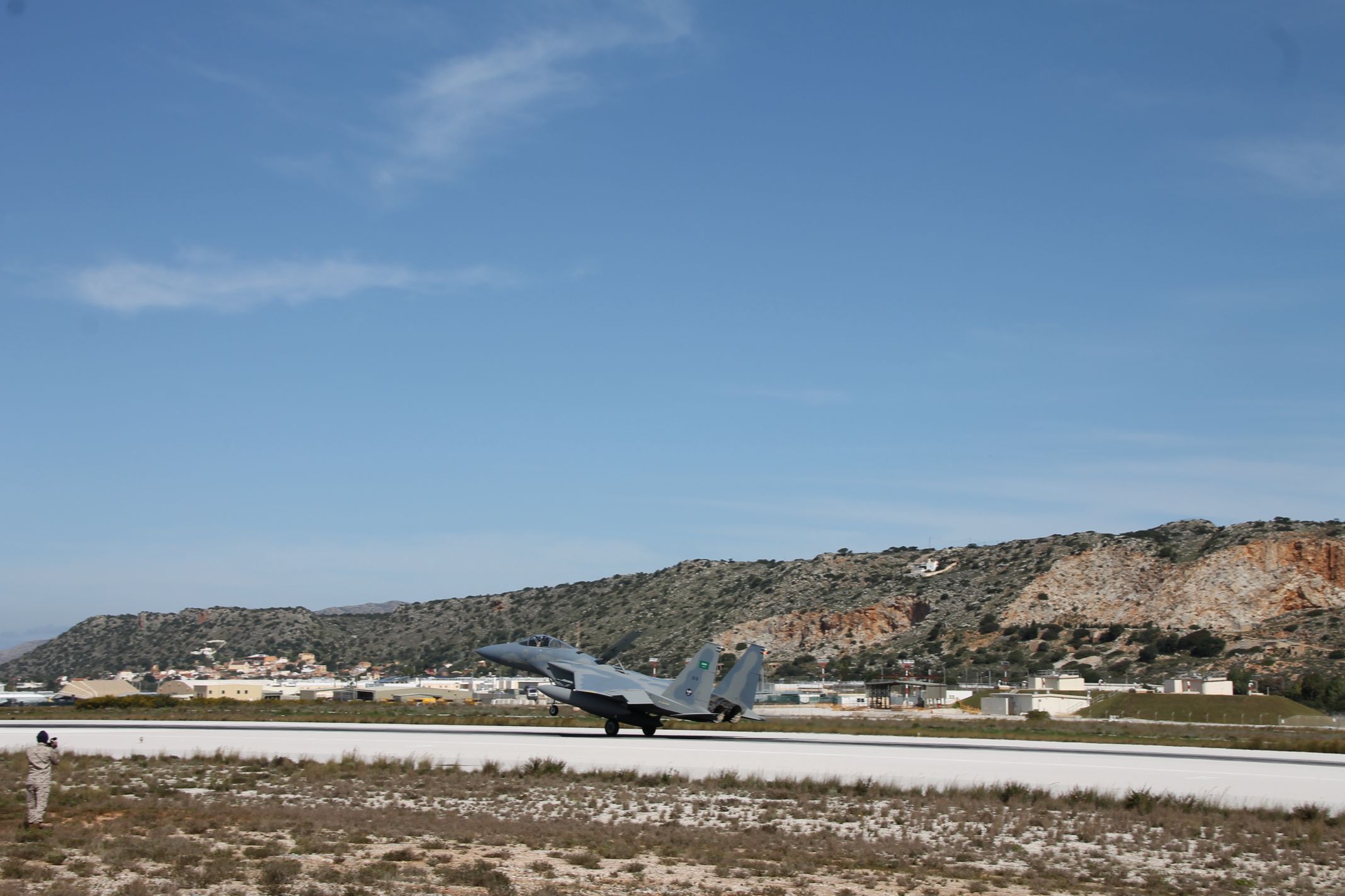 Προσγειωθήκαν σήμερα (13/3) στην 115 Πτέρυγα Μάχης της Σούδας τα έξι μαχητικά F-15C της Βασιλικής Αεροπορίας της Σαουδικής Αραβίας προκειμένου να συνεκπαιδευθούν για τις επόμενες δύο εβδομάδες με τις Ελληνικές Ένοπλες Δυνάμεις.  