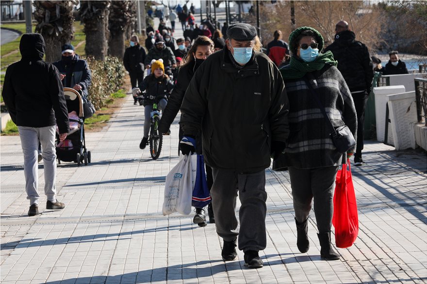 Ο «Λέανδρος» έχει φέρει για τα καλά το κρύο στη χώρα μας,αλλά αυτό δεν εμπόδισε εκατοντάδες πολίτες να κάνουν και σήμερα τη βόλτα τους στο Φλοίσβο.