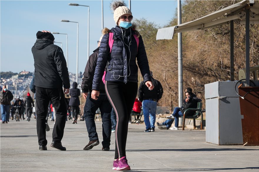 Ο «Λέανδρος» έχει φέρει για τα καλά το κρύο στη χώρα μας,αλλά αυτό δεν εμπόδισε εκατοντάδες πολίτες να κάνουν και σήμερα τη βόλτα τους στο Φλοίσβο.