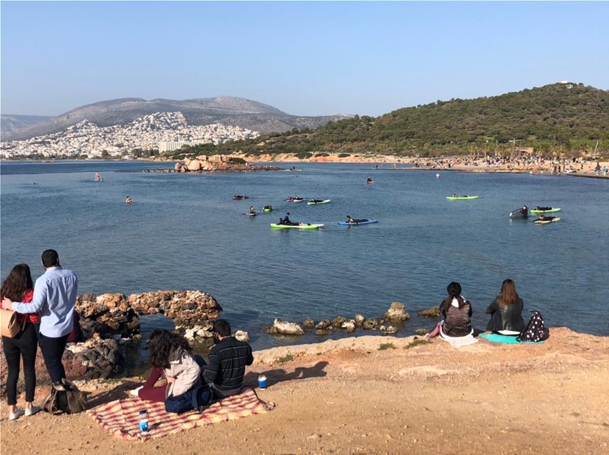 Πλήθος κόσμου συγκεντρώθηκε στην παραλία στο Καβούρι, διαμορφώνοντας ένα σκηνικό που θύμιζε καλοκαίρι.