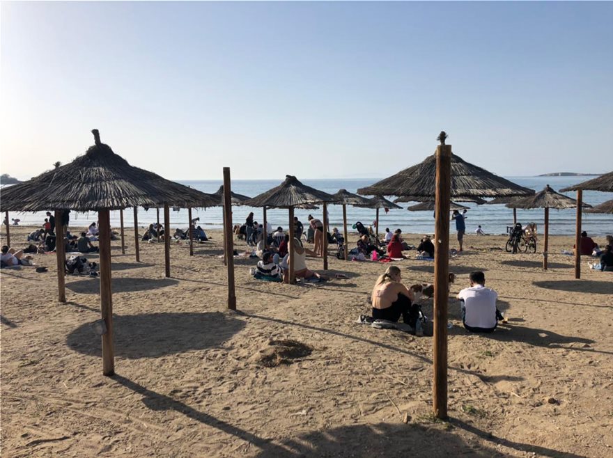 Πλήθος κόσμου συγκεντρώθηκε στην παραλία στο Καβούρι, διαμορφώνοντας ένα σκηνικό που θύμιζε καλοκαίρι.