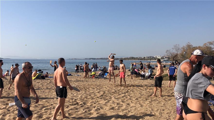 Πλήθος κόσμου συγκεντρώθηκε στην παραλία στο Καβούρι, διαμορφώνοντας ένα σκηνικό που θύμιζε καλοκαίρι.