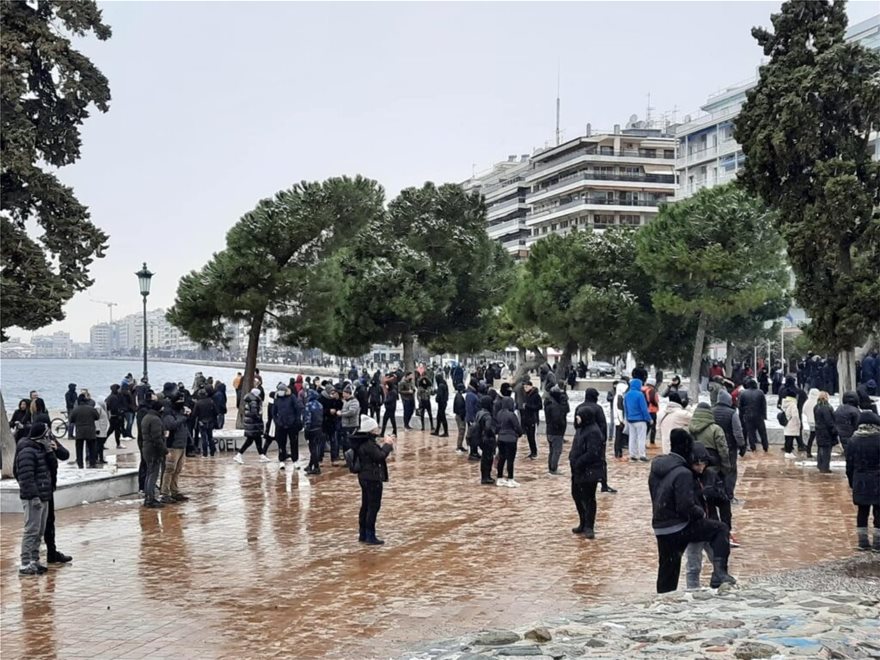 Συγκεντρώσεις αρνητών της μάσκας είχαμε σήμερα νωρίς το απόγευμα σε Αθήνα και Θεσσαλονίκη.