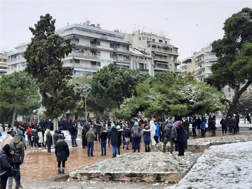 Συγκεντρώσεις αρνητών της μάσκας είχαμε σήμερα νωρίς το απόγευμα σε Αθήνα και Θεσσαλονίκη.