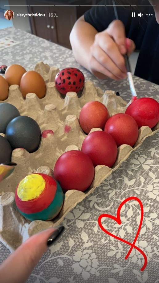 Σίσσυ Χρηστίδου: Έβαψε πασχαλινά αυγά μαζί με τους γιους της!