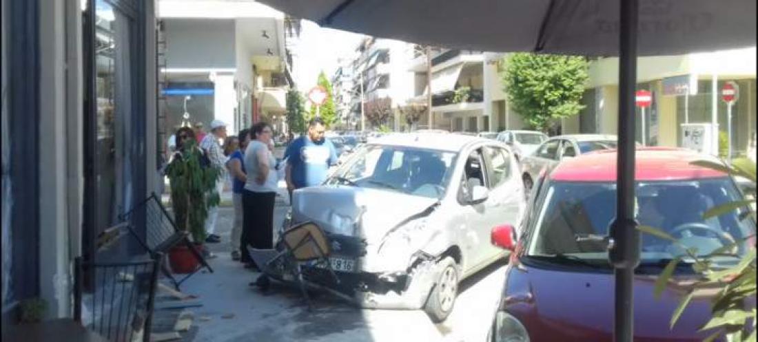 Απίστευτο σκηνικό στα Τρίκαλα, όταν ένα αυτοκίνητο μπήκε στην κυριολεξία μέσα σε καφενείο (ΦΩΤΟ)