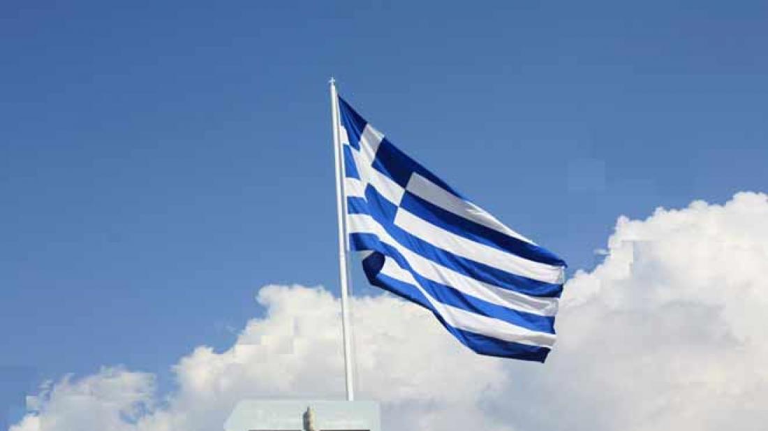 Αποτέλεσμα εικόνας για ο καθένας στα χέρια του μια μικρή σημαία και "ύψωσαν" και δέκα μεγάλες ελληνικές σημαίες