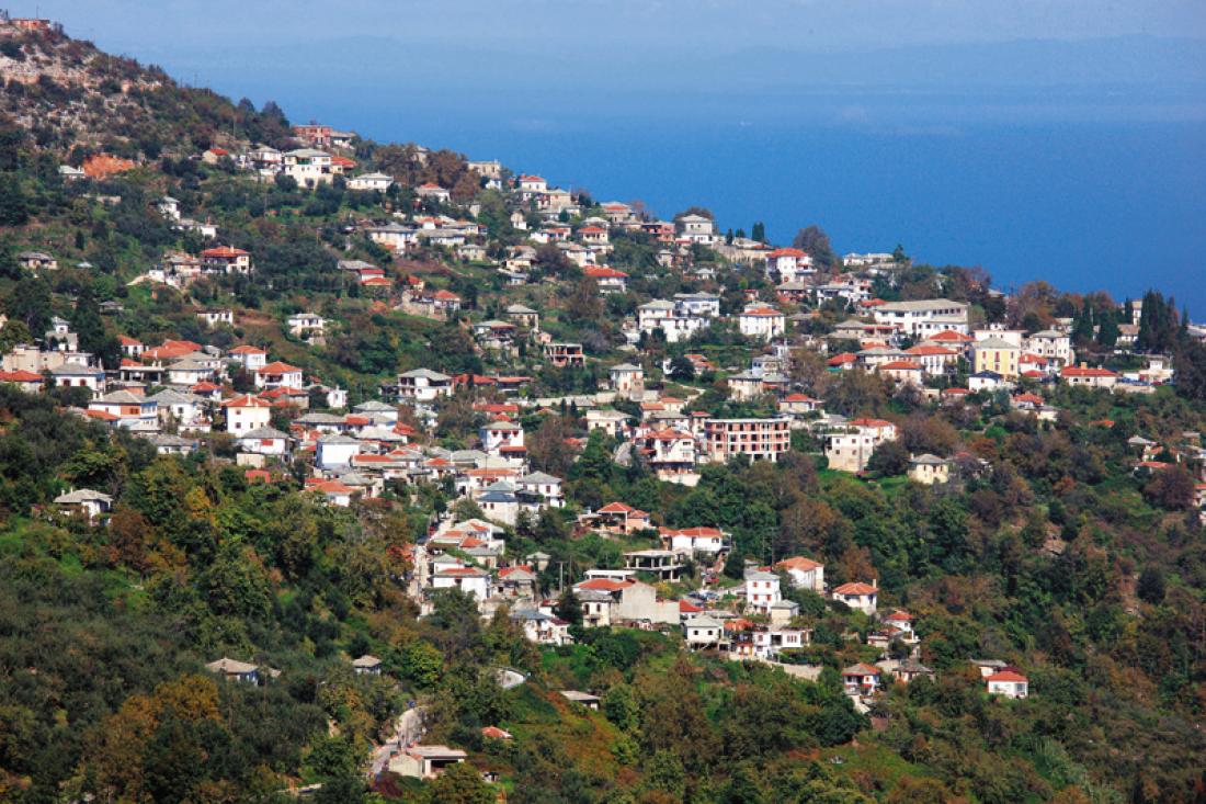 Το πανέμορφο, καταπράσινο χωριό, με το μπαλκόνι στο απέραντο γαλάζιο του Αιγαίου - Ξέρετε πού είναι; 