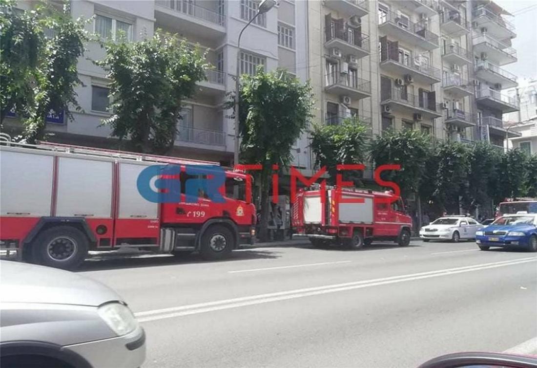 Σοκ στη Θεσσαλονίκη: Καμένο σώμα γυναίκας έπεσε σε πρασιά πολυκατοικίας
