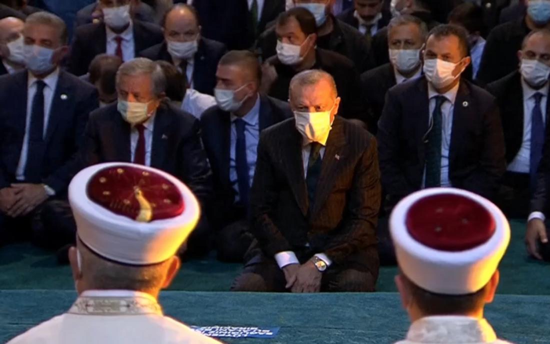 Έπιασε πάτο ο Ερντογάν: Μουσουλμανική προσευχή μέσα στην Αγιά Σοφιά