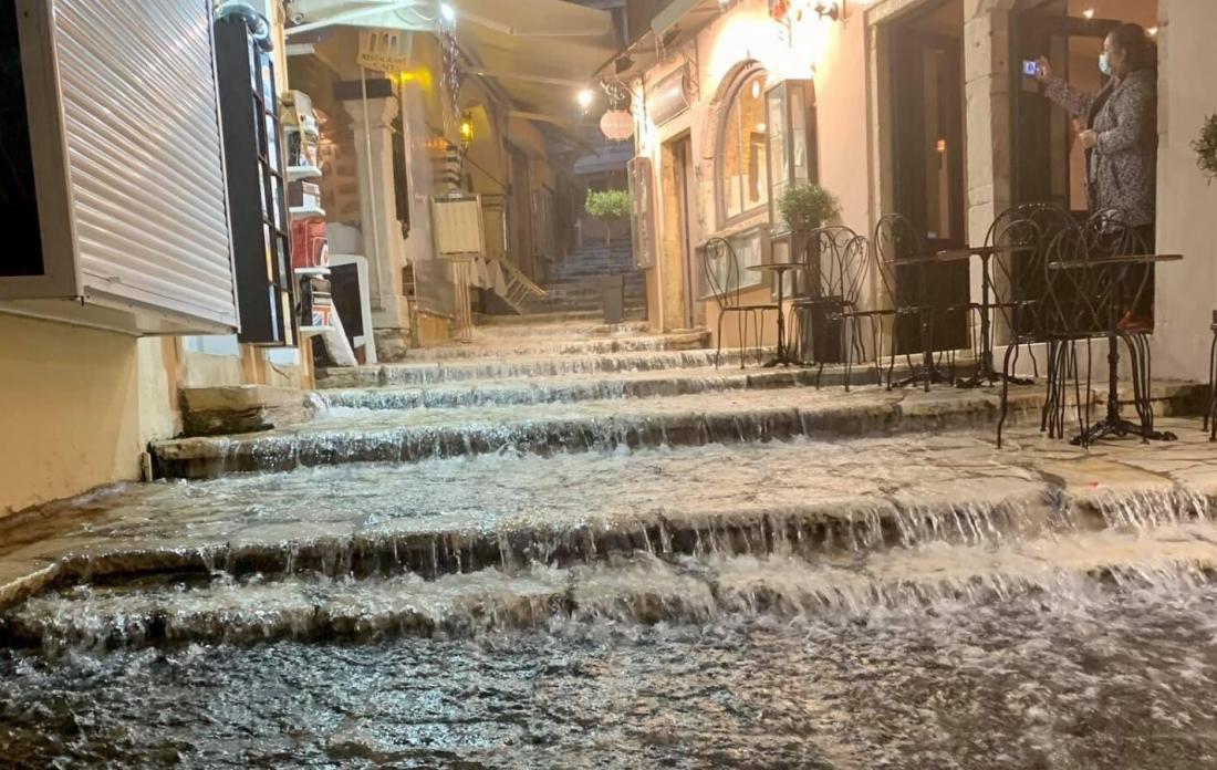 Καιρός: Ξεκίνησε η κακοκαιρία εξπρές - Πλημμύρισαν δρόμοι στην Κέρκυρα