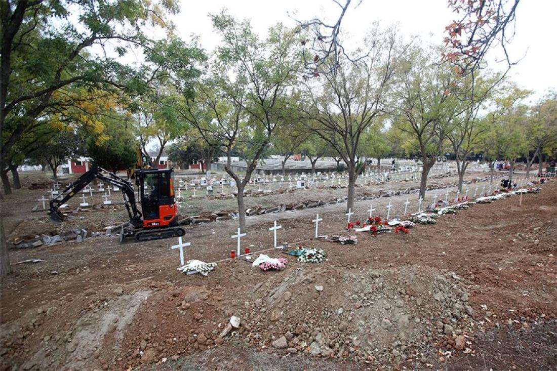 ΣΚΛΗΡΕΣ Αποκαρδιωτικές εικόνες: Ανοίγουν δεκάδες νέους τάφους στη  Θεσσαλονίκη για τα θύματα του κορονοϊού | ΕΛΛΑΔΑ | thepressroom.gr