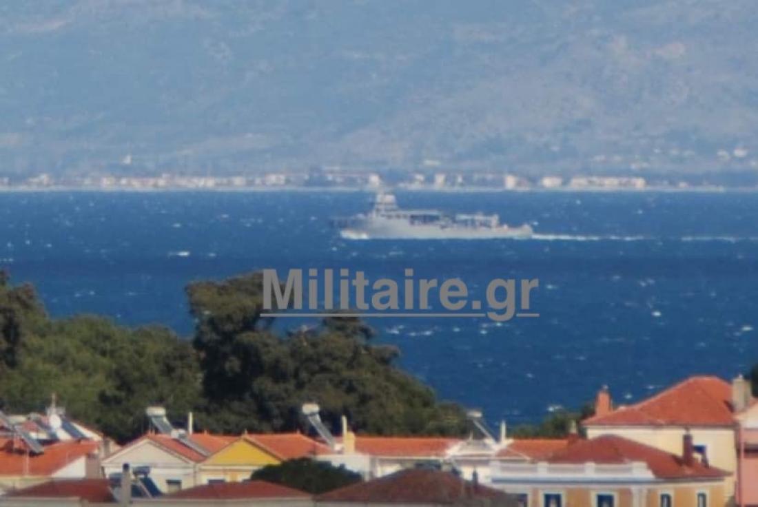 Πολεμικό τουρκικό πλοίο «σουλατσάρει» έξω από το λιμάνι της Μυτιλήνης (ΦΩΤΟ)
