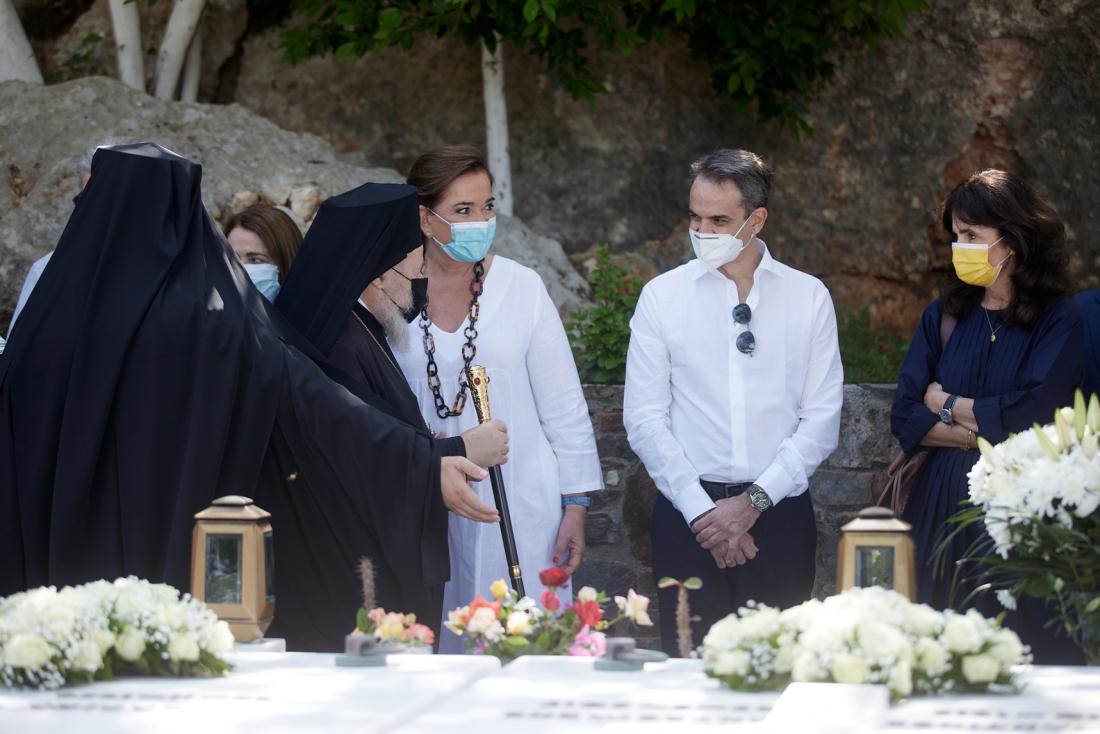 Ο πρωθυπουργός παρέστη στο μνημόσυνο για τα τέσσερα χρόνια από το θάνατο του Κων. Μητσοτάκη (ΦΩΤΟ)