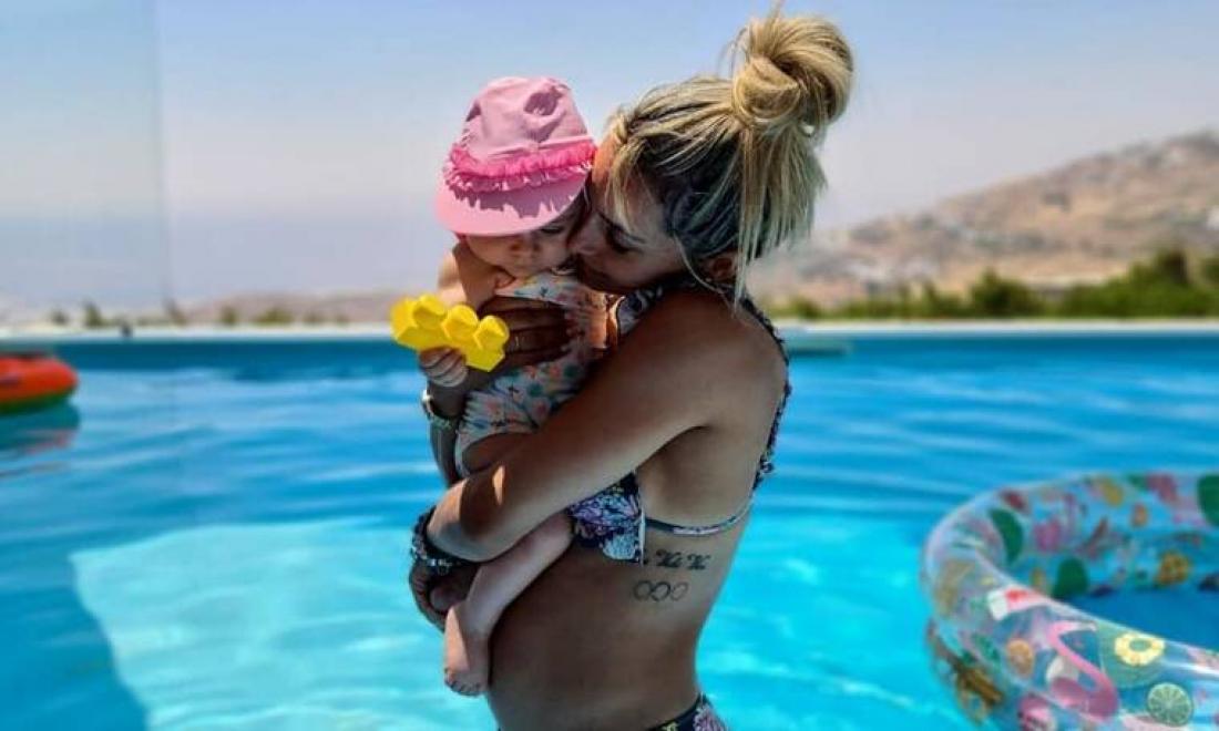 Η τρυφερή φωτογραφία στο Instagram αγκαλιά με την κόρη της