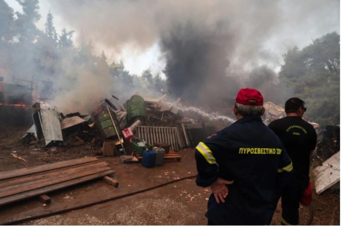 Σε πλήρη εξέλιξη η φωτιά στη Σταμάτα: Σπίτια και αυτοκίνητα κάηκαν ενώ επιστρατεύθηκε και το Beriev