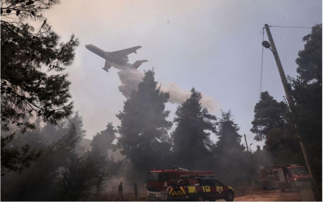 Σε πλήρη εξέλιξη η φωτιά στη Σταμάτα: Σπίτια και αυτοκίνητα κάηκαν ενώ επιστρατεύθηκε και το Beriev