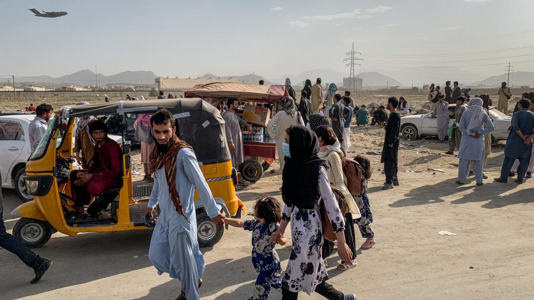 Εκατοντάδες εκτοπισμένες οικογένειες εκλιπαρούν για φαγητό και στέγη στην Καμπούλ