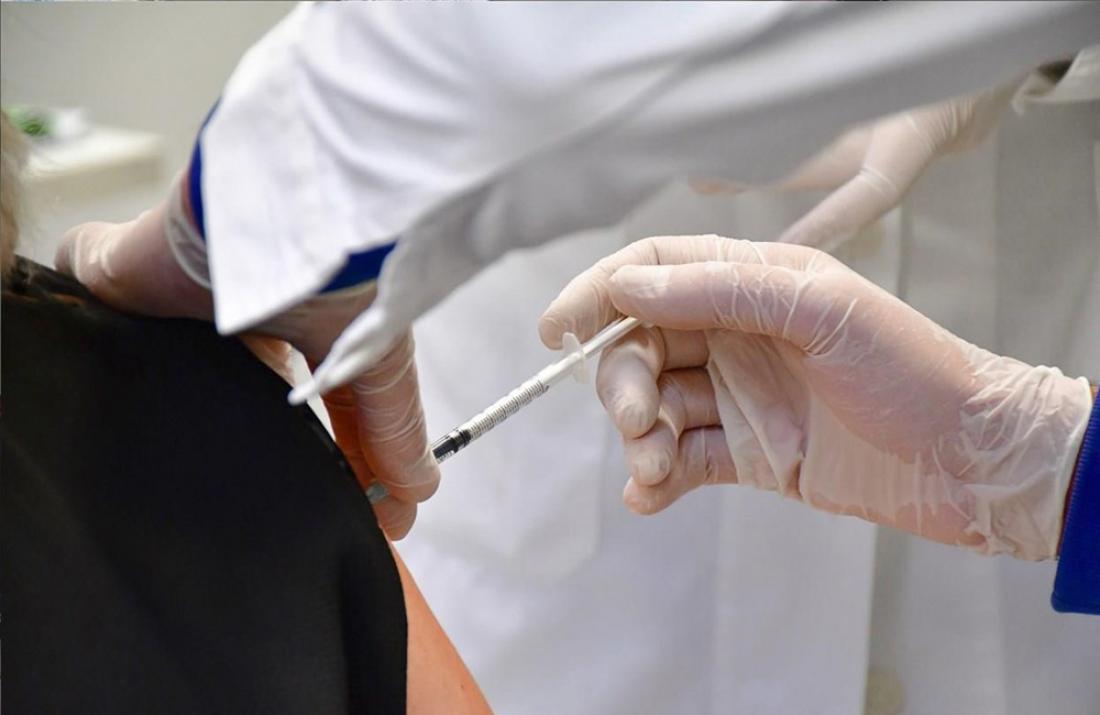Έρευνα: Οι πλήρως εμβολιασμένοι έχουν πολύ μικρότερες πιθανότητες να μεταδώσουν τον κορονοϊό