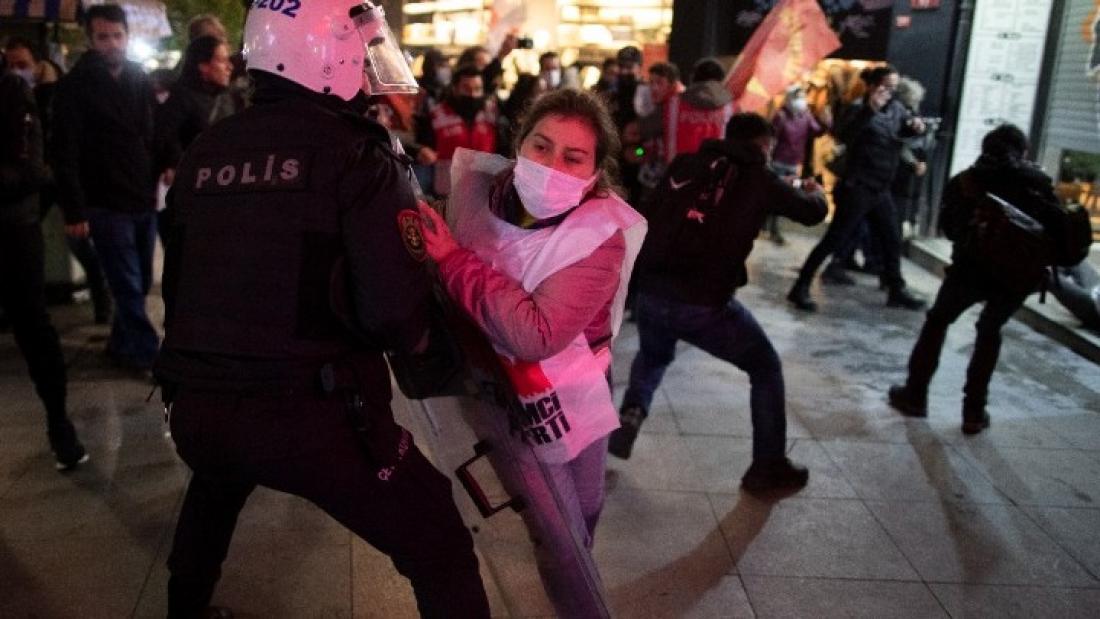 Τουρκία: Χρήση δακρυγόνων από την αστυνομία εναντίον γυναικών που διαδήλωναν για να καταγγείλουν την έμφυλη βία
