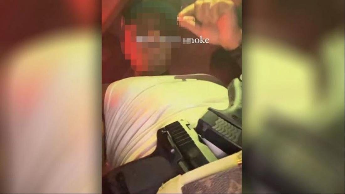 Προσήχθη στη Δίωξη Εκβιαστών 26χρονος τράπερ που φωτογραφήθηκε με όπλα της  ΕΛ.ΑΣ. – Τι ισχυρίζεται | ΕΛΛΑΔΑ | thepressroom.gr