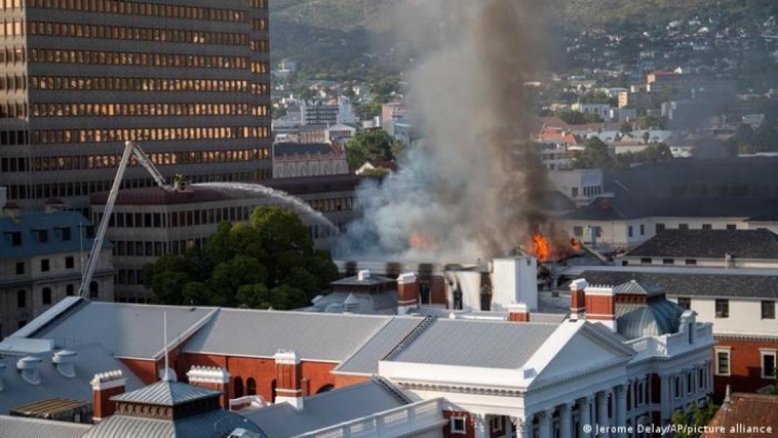 Νότια Αφρική: Πυρκαγιά στο κτήριο του Κοινοβουλίου