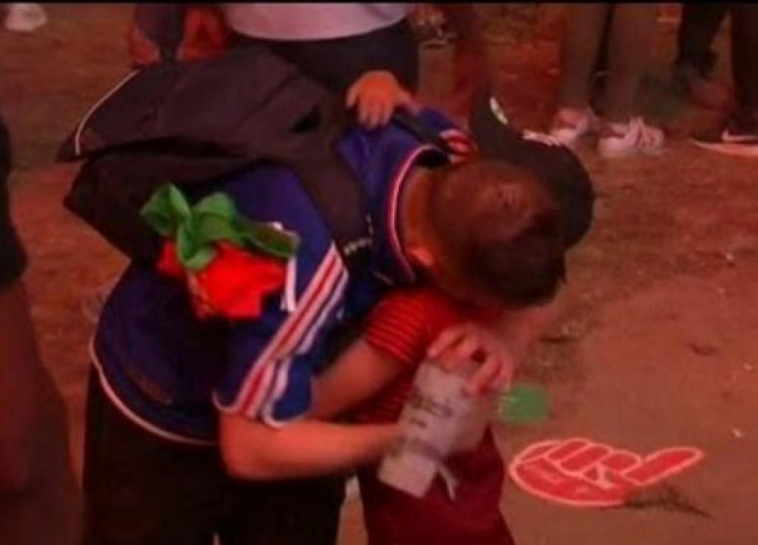 Μικρός Πορτογάλος αγκαλιάζει Γάλλο που κλαίει μετά τον τελικό 