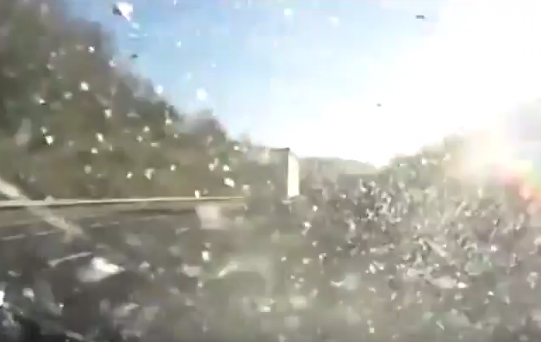 Δισκόφρενο νταλίκας έσπασε και καρφώθηκε σε παρμπρίζ διερχόμενου αυτοκινήτου (VIDEO)